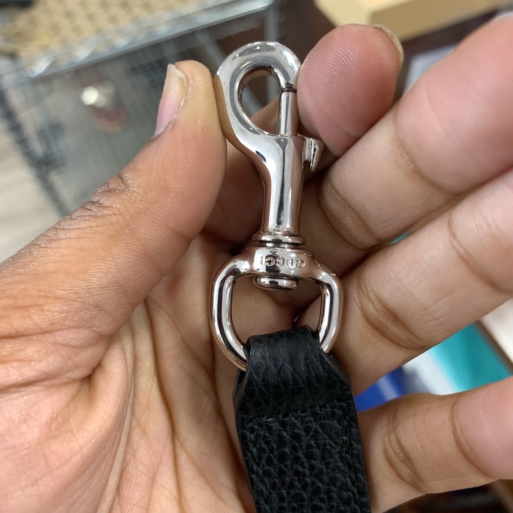 Pebbled leather black Gucci strap